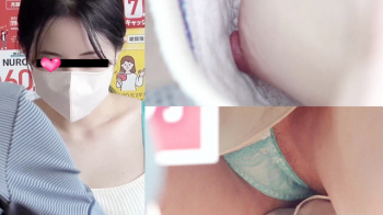 【eros2435乳首チラ盗撮】スマホカウンターで胸元からぷっくりとしたピンク乳首を対面から陰毛はみ出るパンチラを撮られる美人JDの画像