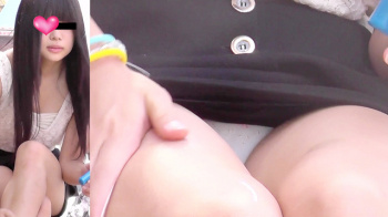 【eros2436座りパンチラ盗撮】ミニスカのため白Pデルタゾーンが丸見えな日焼け止めを褐色の太ももに塗る若い娘の画像