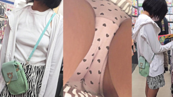 【upskirt2310逆さ撮りロリっ娘風】黒ハート柄のピンク綿Pを撮られちゃう股間の膨らみがエロいロリっ娘風味のチクポチする若い娘の画像