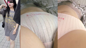 【upskirt2328逆さ撮りロリっ娘風】ロンTワンピの中にカメラを突っ込まれもっこりと膨らむ白綿Pをフロントから撮られちゃう美少女の画像