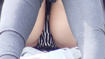 【eros2459座りパンチラ盗撮】白黒ストライプのサテン系Pとフロントにチェリー柄の白Pを座りパンチラする太もものハリがエロい2人組JK【re-edit】の画像