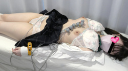 【eros2481検診盗撮】心電図検査と触診でかなりボリュミーなおっぱいを撮られてしまうピンク色の大きめ乳輪がエロい色白JKの画像