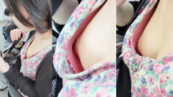 【eros2485乳首チラ盗撮】ざっくりと空いた胸元から白いおっぱいと美味しそうな乳首を長時間撮られちゃうJDの画像