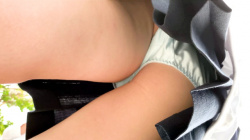 【upskirt2398逆さ撮りJK】文化祭で薄いブルーのサテンPを美味しそうな太ももと一緒に高画質で撮られるカワイイJK【re-edit】の画像