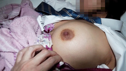 【eros2490睡眠イタズラ盗撮】睡眠中にブラをめくられ美味しそうなおっぱいと乳首を撮られちゃうエロい下着のJKの画像