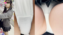 【upskirt2411逆さ撮りJK】甘い香りが漂いそうなふっくらと盛り上がる白Pのおマ●コ部分を接写されるカワイイJKの画像