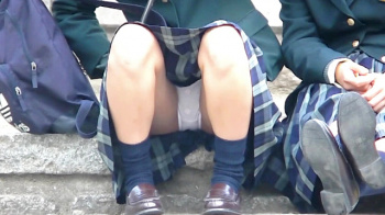 【eros2504座りパンチラ盗撮】白Pとボーダー柄Pを交互に座りパンチラしながら自撮りするJK2人組の画像