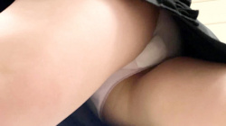 【upskirt2423逆さ撮りJK】道案内させられシート付きのもっこりピンクPを前後から撮られちゃう太もものスベスベ感がエロい私服JKの画像