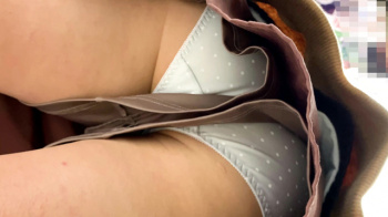 【upskirt2425逆さ撮りJK】キュロットで油断したのかお尻を突き出し水玉Pを高画質で撮られるお尻プリプリの私服JK【re-edit】の画像