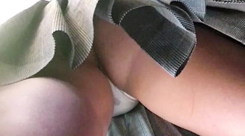 【upskirt2429逆さ撮りJK】プリケツに食い込むちょっと濡れた白Pとしっとりと汗ばむ上気した顔がエロい純朴そうな美少女JK【re-edit】の画像