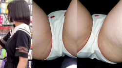 【upskirt2444逆さ撮り】本屋で無警戒に白地の綿Pを撮られるCくらいのカワイイ若い娘の画像