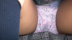 【eros2524座りパンチラ盗撮】薄ピンク地のハート柄Pを座りパンチラするお股のモッコリ感がエロいCくらいの若い娘【re-edit】の画像
