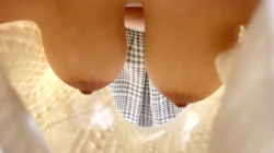 【eros2530胸チラパンチラ盗撮】セーターの中はノーブラおっぱいでたゆんたゆんな爆乳と大きめな茶色乳首を胸元から撮られちゃう童顔店員さんの画像