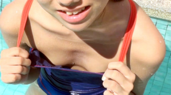 【楠みゆう26】胸元からおっぱいをチラ見せする最も可愛かったであろう時の無邪気なエロスを競泳水着で堪能する”佐々木みゆう”時代のイメージ動画⑩【re-edit】の画像