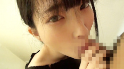 【伊織ひなの6】カメラ目線で肉棒を咥え口内発射させる美少女の顔面とフェラテクを堪能する動画の画像