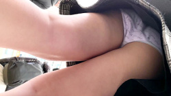 【upskirt2501逆さ撮りJK】道を尋ねるふりをしてピンクの生Pとエロすぎるプリプリの太ももを撮られてしまうかなりカワイイ私服JKの画像