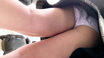 【upskirt2501逆さ撮りJK】道を尋ねるふりをしてピンクの生Pとエロすぎるプリプリの太ももを撮られてしまうかなりカワイイ私服JKの画像