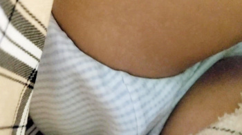 【upskirt2533逆さ撮り】全くの無警戒で白地にブルーのストライプ柄綿Pを撮られちゃうゲームに興じる若い娘の画像