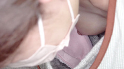 【eros2567乳首チラ】胸元緩めのニットから美味しそうな大きめピンク乳首を撮られちゃう保育士さんの画像