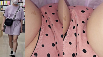 【upskirt2552逆さ撮り】黒ドットのピンクPを立ち読みをしている隙に撮られちゃうプリンプリンの白い太ももがエロいなかなかにカワイイ若い娘の画像