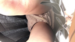 【upskirt2592逆さ撮りJK】パンツが大きいのか太ももが細すぎるのかは分からないが、お股の部分がゆるゆるで中が見えそうな薄ピンクの綿Pを撮られるかなりカワイイJKの画像