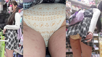 【upskirt2594逆さ撮り】ママの隣でクリーム色の柄Pをめくりと逆さ撮りで撮られちゃうむっちりお尻がエロい若い娘の画像