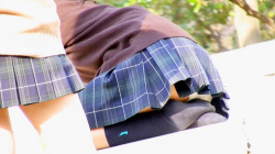 【eros2593生足・パンチラ】舐め回したくなるようなJKの素晴らしい太ももとふくらはぎを若干のパンチラとともに堪能する動画㉑の画像