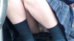 【eros2594座りパンチラ】カレシとイチャつきながらフロントふっくらなピンクのサテンPを座りパンチラするJKの画像
