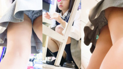 【upskirt2647逆さ撮りJK】ドラッグストアでしゃがみを撮られ、声掛けで薄いブルーの柄Pを撮られちゃうめちゃくちゃ可愛いJKの画像