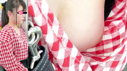 【eros2628乳首チラ】胸元から美味しそうなノーブラ巨乳おっぱいと薄い色素の乳輪を撮られちゃう若い娘の画像