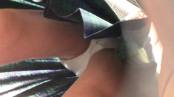 【upskirt2685逆さ撮りJK】フルバックの白綿Pを真下からのアングルで撮られるスマホに夢中で無警戒な通学中のJKの画像