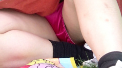 【eros2644座りパンチラ】真っ赤なサテンPを終始座りパンチラするむっちりとした白い太ももがエロい若ママの画像