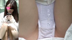 【eros2648座りパンチラ】シート付きのピンクPを体育座りで座りパンチラするお股周りの肉感とふっくらフロントがエロいかなりカワイイJDの画像