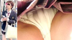【upskirt2745逆さ撮りJK】フロント部分がもっこりしているピンクサテンPを高画質で撮られるちょっと妖艶な雰囲気のお股周りがエロい美人JKの画像