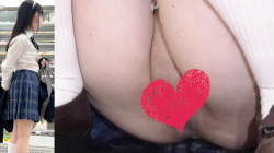 【upskirt2746逆さ撮りJK】美味しそうな天然パイパンを逆さ撮りとしゃがみで撮られちゃう色白な清楚系JKのノーパン動画【re-edit】の画像