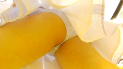 【upskirt2773逆さ撮りお姉さん】空色Pをデパートで撮られる太ももの肉感とお尻の感じがエロい美人お姉さんの画像