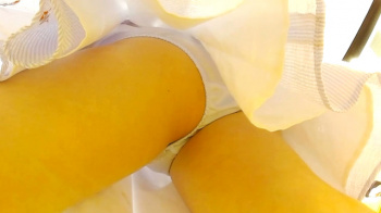 【upskirt2773逆さ撮りお姉さん】空色Pをデパートで撮られる太ももの肉感とお尻の感じがエロい美人お姉さんの画像