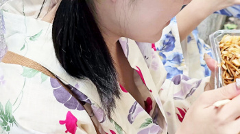 【eros2703乳首チラ】お祭りで焼きそばを食べる浴衣の若い娘のノーブラおっぱいを若干の乳首チラとともに堪能する動画の画像