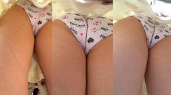 【upskirt2780逆さ撮り】綿のプリントPをプリケツに食い込ませるプリンプリンの太ももとお尻がエロい若い娘の画像