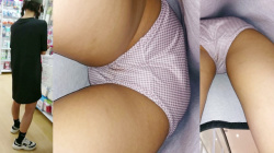 【upskirt2785逆さ撮り】白地のブロックチェック柄Pを撮られるお股の感じがエロいロンT一枚のおさげ髪美少女の画像