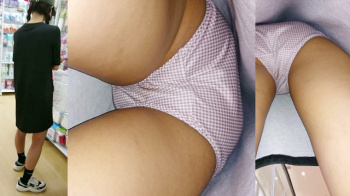 【upskirt2785逆さ撮り】白地のブロックチェック柄Pを撮られるお股の感じがエロいロンT一枚のおさげ髪美少女の画像