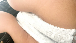 【upskirt2791逆さ撮りJD】しゃがみでぷっくりおマ●コの白レースのサテンPを接写されハミ毛までも晒してしまうプリプリなお尻のJDの画像