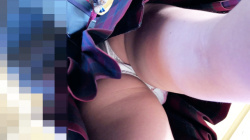 【upskirt2807逆さ撮りJK】フロントに花柄のある白サテンPを高画質で撮られちゃうプリプリの太ももとお尻がエロいJKの画像