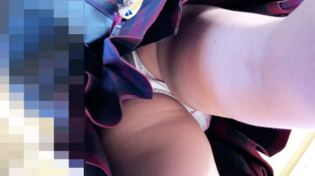 【upskirt2807逆さ撮りJK】フロントに花柄のある白サテンPを高画質で撮られちゃうプリプリの太ももとお尻がエロいJKの画像