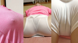 【eros2719チクポチ・マンスジ】ノーパン・ノーブラでテニスウェアを着てストレッチをしチクポチやモリマンを晒してしまうテニス合宿中のカワイイ娘の画像