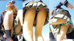 【upskirt2823逆さ撮りJK】緑黒の縞Pの重ねながら白のレースPをハミパンするお股のモッコリ具合がエロい夢の国でのJKの画像