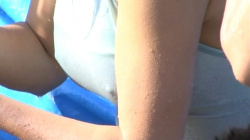 【eros2731乳首ポチ】寒中水泳で乳首を勃たせてしまい水着の上からでも確認できるチクポチを晒してしまう巨乳な若い娘の画像