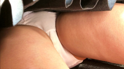 【upskirt2845逆さ撮りJK】ふっくら膨らむ薄ピンクPのフロントを長時間撮られるうっすらパンツが汚れているカワイイJKの画像