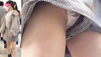 【upskirt2851逆さ撮りJK】白のサテンPをキュロットの隙間から撮られちゃうなかなかカワイイ小柄なKくらいの若い娘の画像