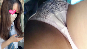 【upskirt2856逆さ撮りJK】サテン系のピンクPをフロントから逆さ撮りされる美味しそうな白いムチムチな太もものJKの画像